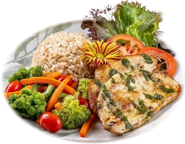 Prato de frango grelhado com arroz, legumes e salada